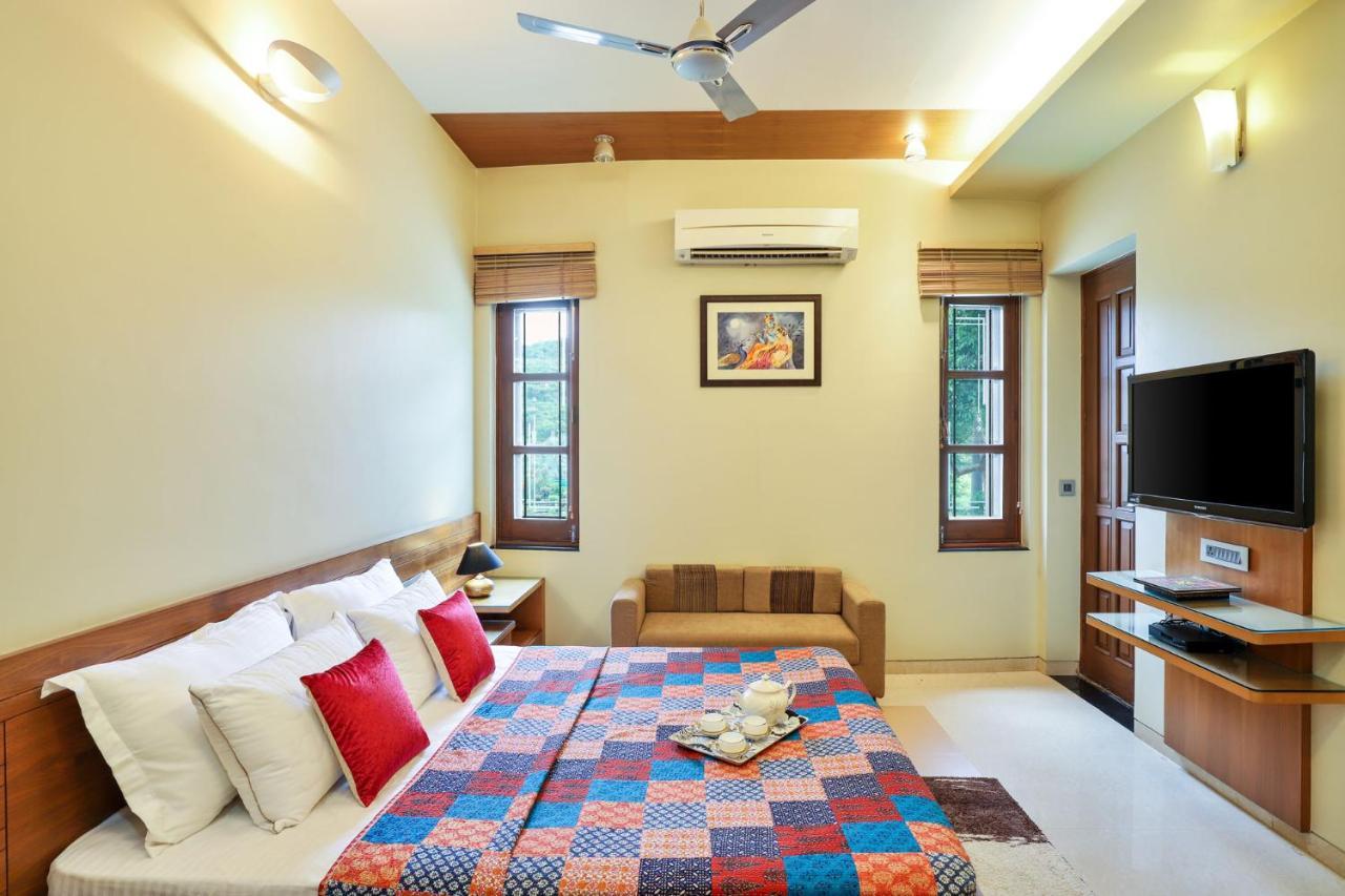 Stayvista'S Prakriti Farms With Outdoor Pool, Complimentary Breakfast And Hi-Tea Udaipur Esterno foto